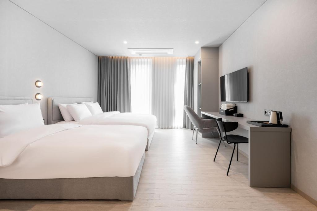 Postel nebo postele na pokoji v ubytování Gyeongju city hotel