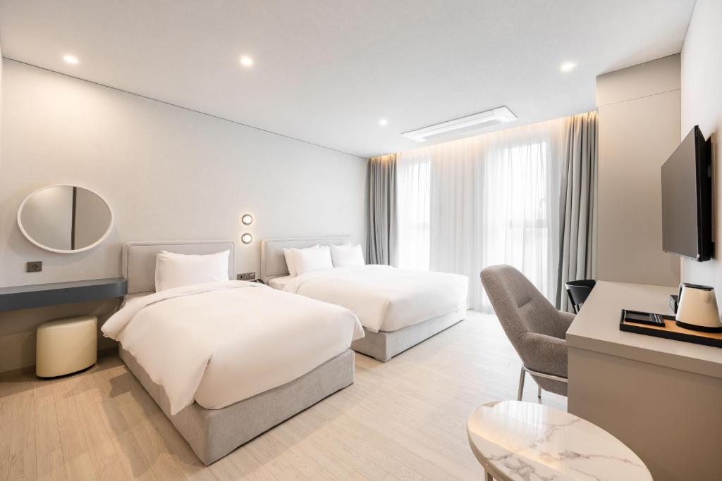 Postel nebo postele na pokoji v ubytování Gyeongju city hotel