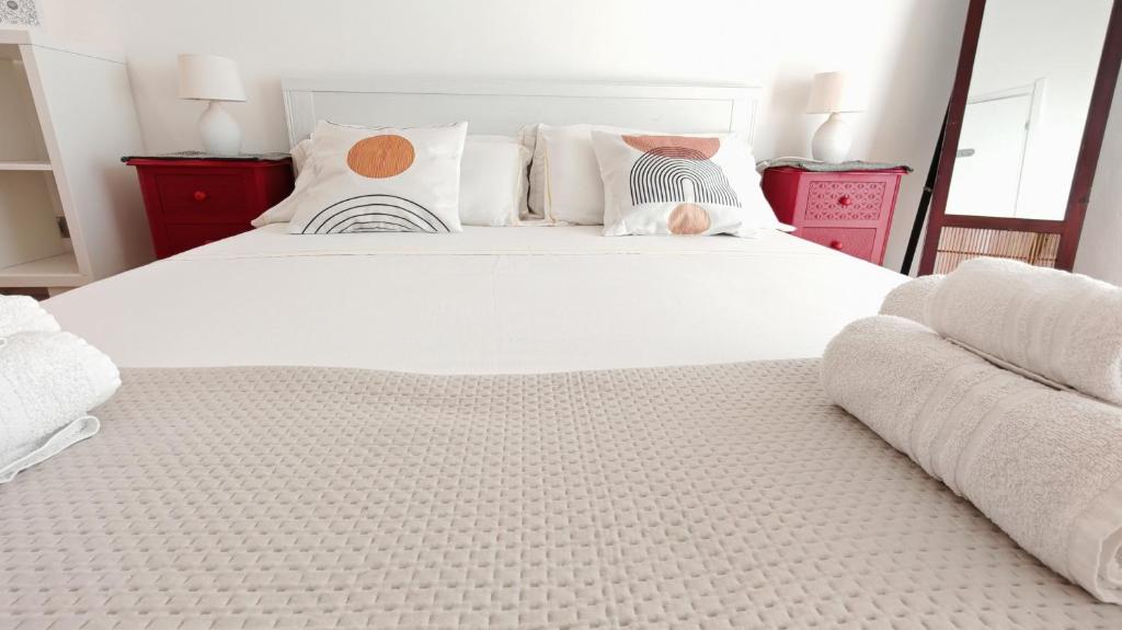 Posteľ alebo postele v izbe v ubytovaní KRLY Rooms Cagliari