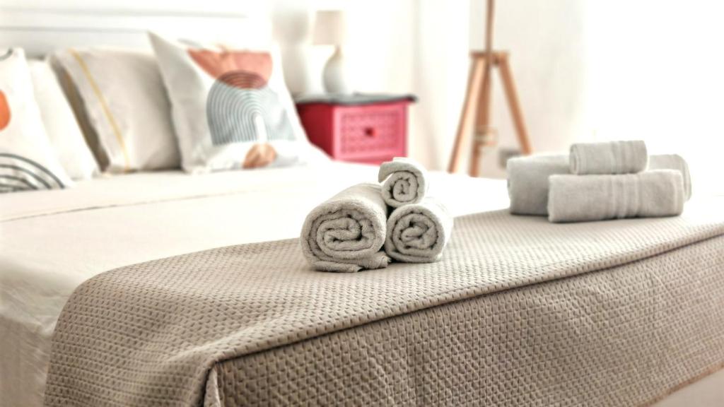 Posteľ alebo postele v izbe v ubytovaní KRLY Rooms Cagliari