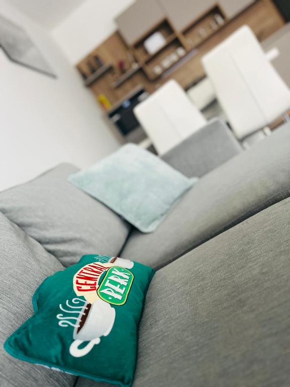 a green pillow sitting on top of a couch at Central Perk Apartman in Balatonalmádi