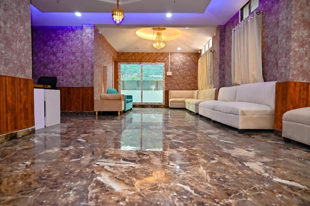 グワーハーティーにあるHoliday Inn Guest House Near Nemcare Hospitalの大理石フロアのリビングルーム(ソファ付)