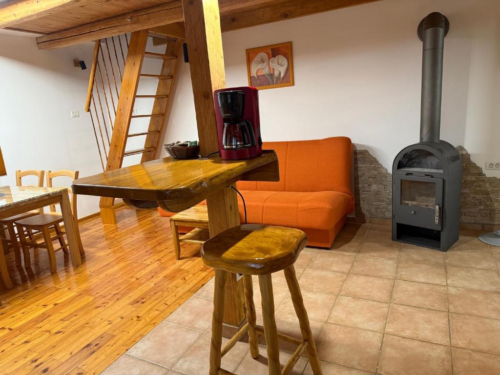Posezení v ubytování Edi Cottage