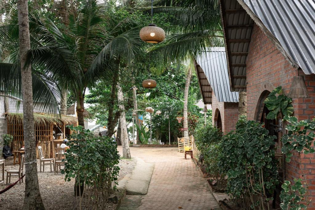 Vườn quanh Canaan Beach Resort