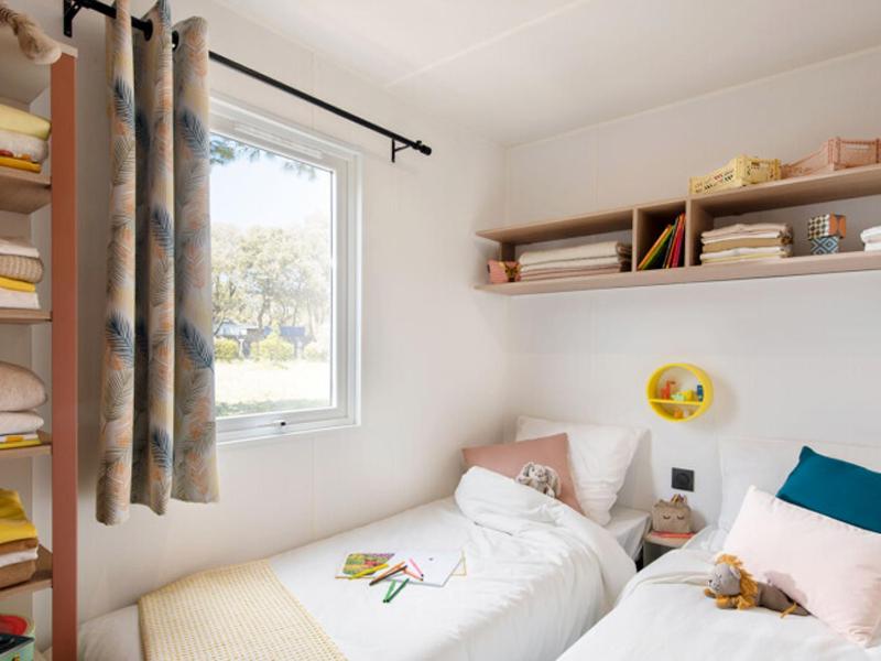 Postel nebo postele na pokoji v ubytování Camping Emeraude