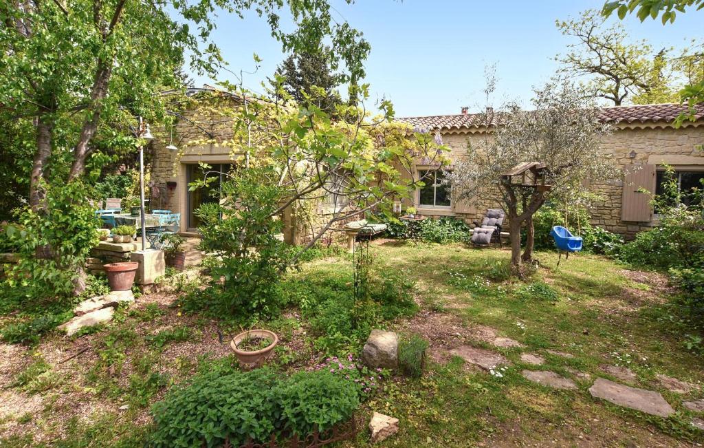 una casa con patio con jardín sidx sidx sidxktopktopktop en Lovely Home In Carpentras With Wifi, en Carpentras