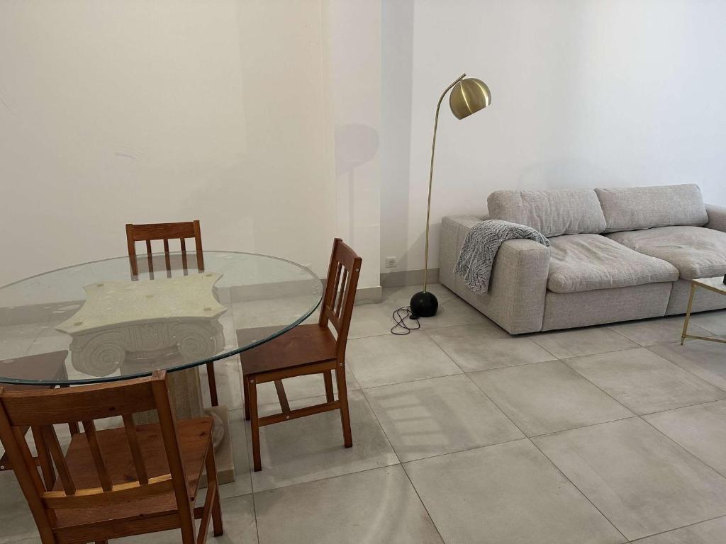 un salon avec une table en verre et un canapé dans l'établissement Lallie, à Bastia