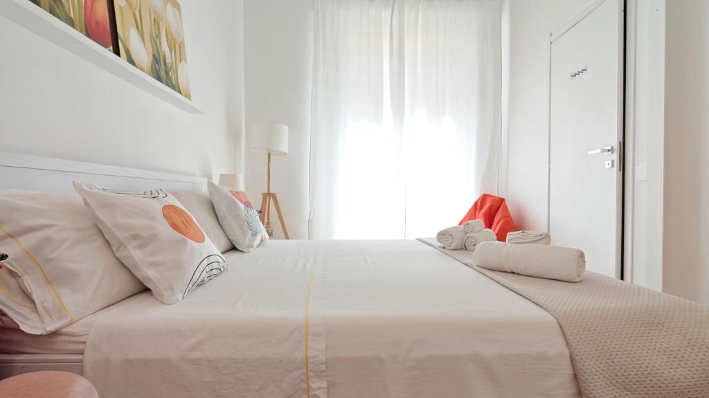 Posteľ alebo postele v izbe v ubytovaní KRLY Rooms Cagliari
