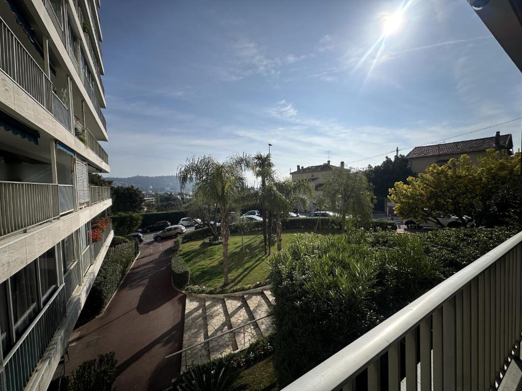 un balcon d'un immeuble avec vue sur une rue dans l'établissement PALLADIO studio cosy, à Cannes