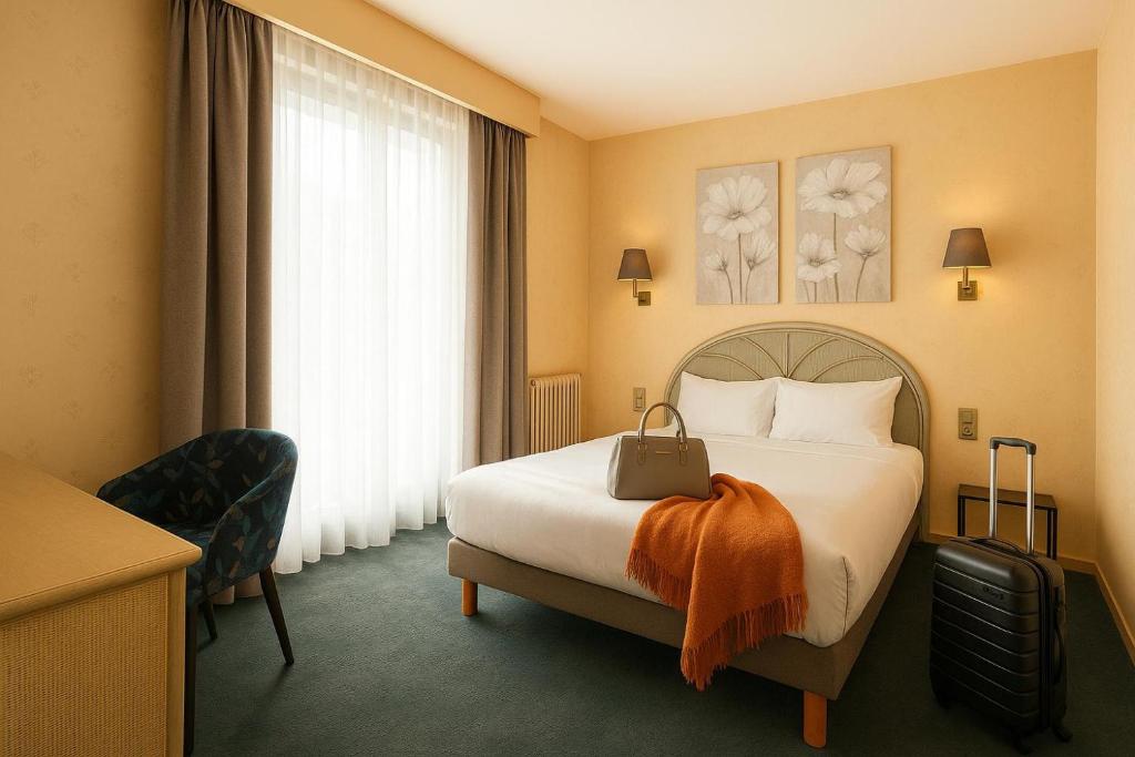Postel nebo postele na pokoji v ubytování Cit'Hotel Logis De Brou, Bourg en Bresse