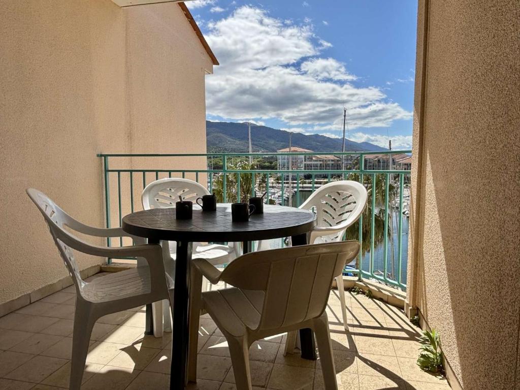 une table et des chaises sur un balcon avec vue dans l'établissement Appartement 2 pièces cabine 4 couchages ARGELES SUR MER AR260-402, à Argelès-sur-Mer