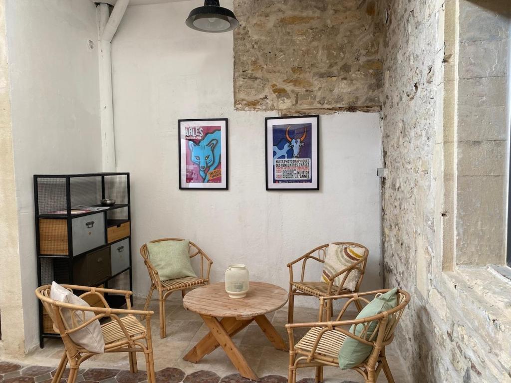 une table et des chaises dans une pièce avec une table dans l'établissement Les Salines de la Roquette, à Arles