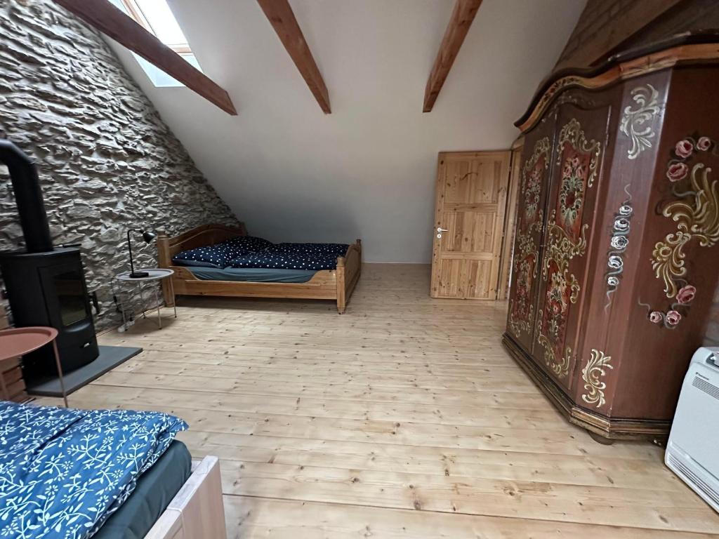 Postel nebo postele na pokoji v ubytování Chalupy Albrechtice Šumava