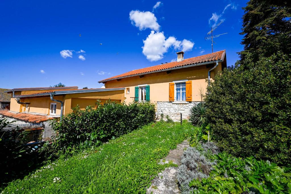 żółty dom z ogródkiem przed nim w obiekcie Carmelo House w Rovinj