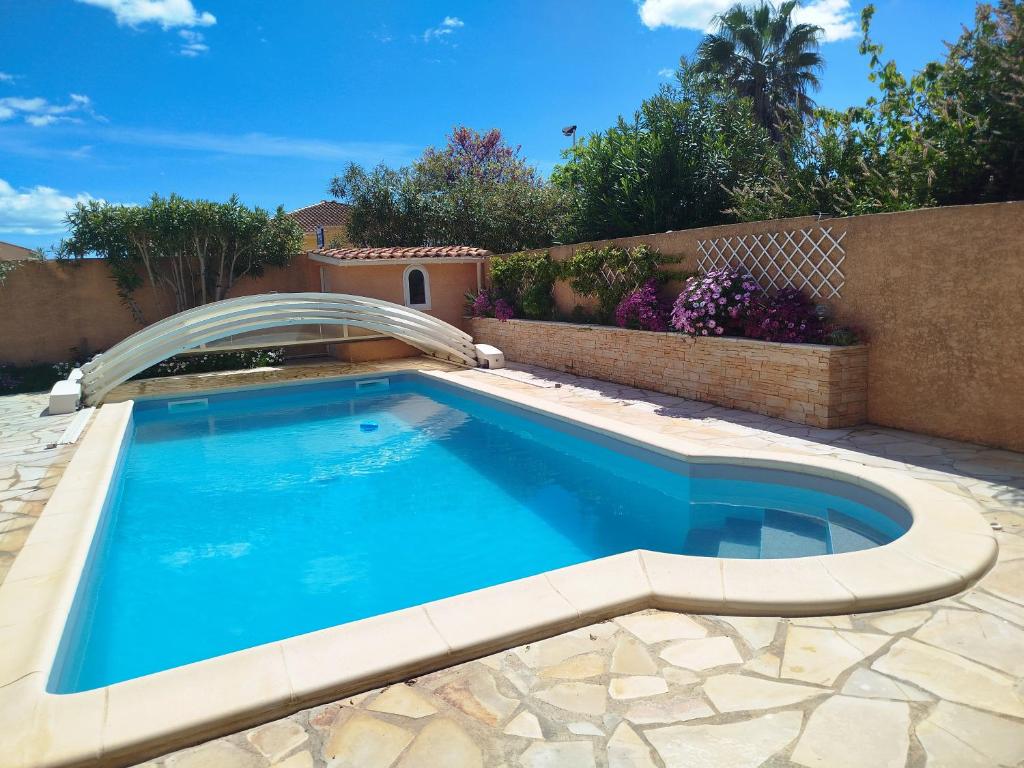 Bazén v ubytování 2 Chambres avec piscine et spa au calme, mer à proximité. nebo v jeho okolí