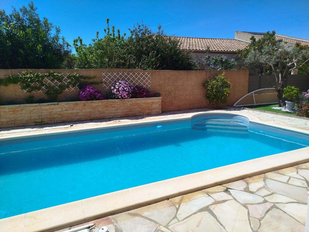 Bazén v ubytování 2 Chambres avec piscine et spa au calme, mer à proximité. nebo v jeho okolí