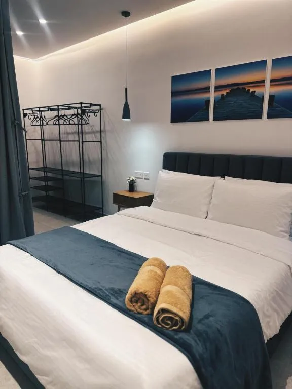 Desibu Collection - The Pearl St Julian's