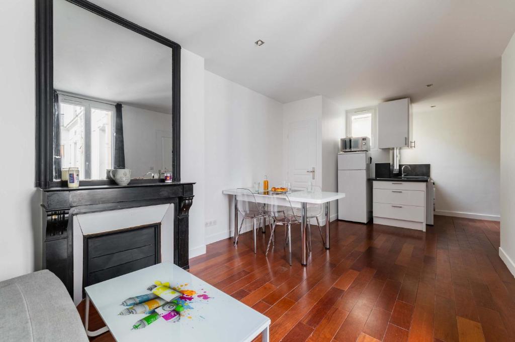 un salon avec cheminée et une cuisine dans l'établissement Appartement coeur paris 16 victor hugo - 4P, à Paris