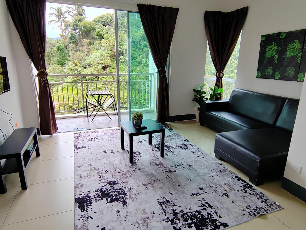 タナ・ラタにあるGolden hill somersqaure 3 bed room islam apartmentのソファとテーブルのあるリビングルーム
