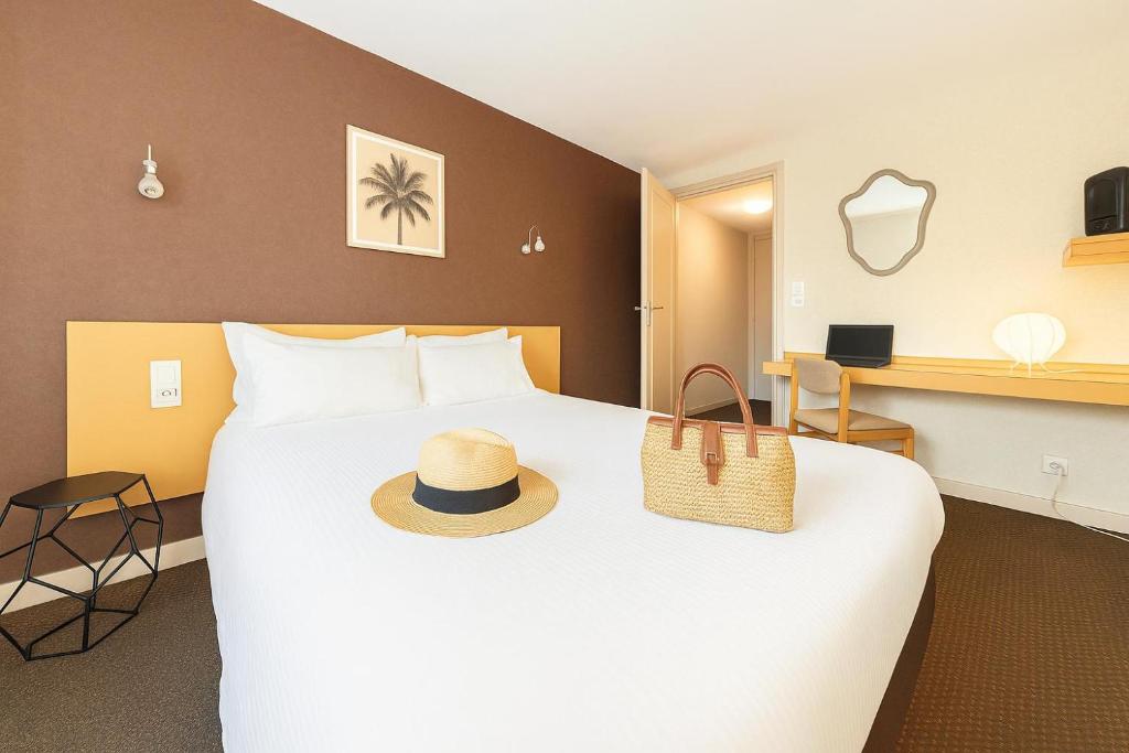 Postel nebo postele na pokoji v ubytování Cit'Hotel Logis De Brou, Bourg en Bresse
