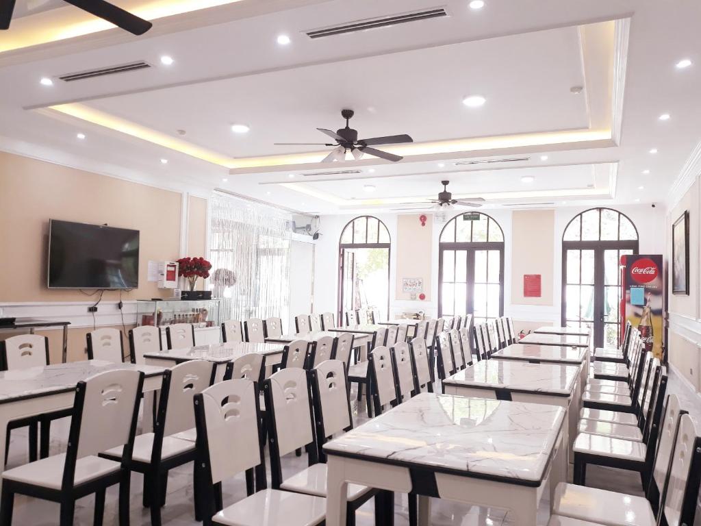 Bài Thơ Mountain Hotel - 15