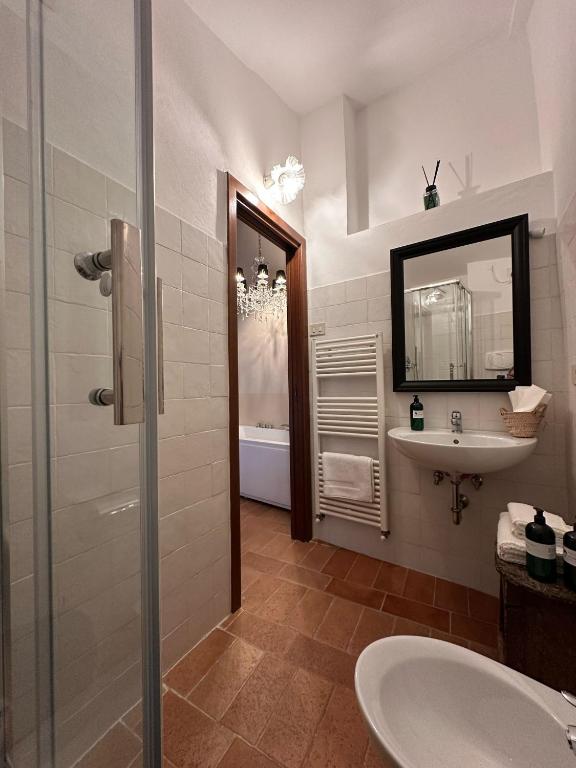 Koupelna v ubytování Lanternone nel Borgo - Appartamento con Vasca Idromassaggio