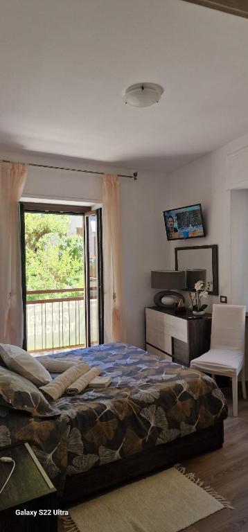 sypialnia z łóżkiem, biurkiem i oknem w obiekcie Casa Vacanze Peres diRotaGiorgio w mieście Piazza Brembana
