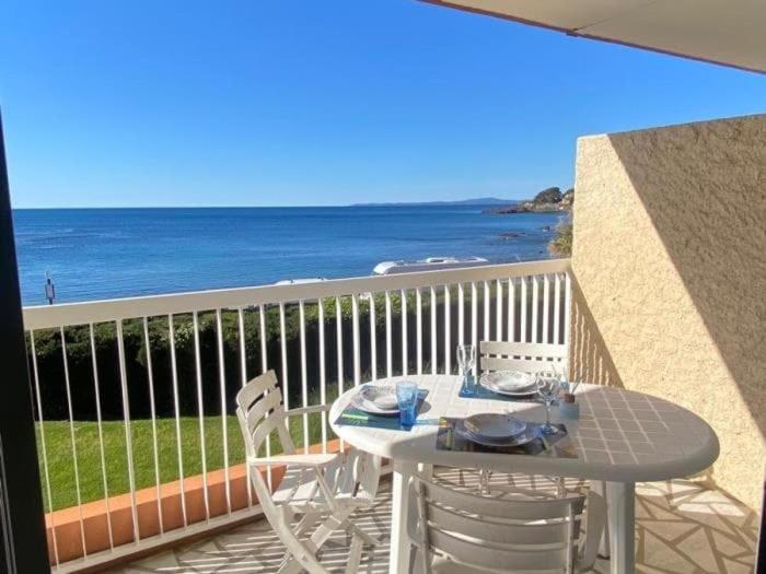une table et des chaises sur un balcon avec l'océan dans l'établissement Vue mer 180 degrés - Wifi - Parking, à Saint-Raphaël