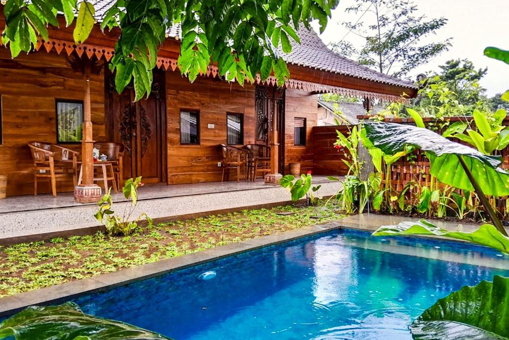 Bazén v ubytování Buruan Sari Villas by AGATA nebo v jeho okolí