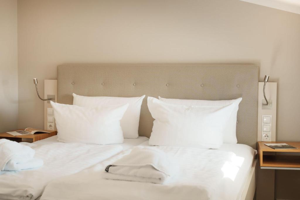 Postel nebo postele na pokoji v ubytování Hotel Meersinn - Binz
