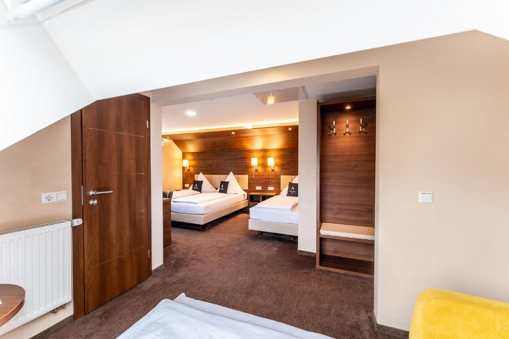 Ein Bett oder Betten in einem Zimmer der Unterkunft Aspire Castillo Reutlingen, Trademark Collection by Wyndham