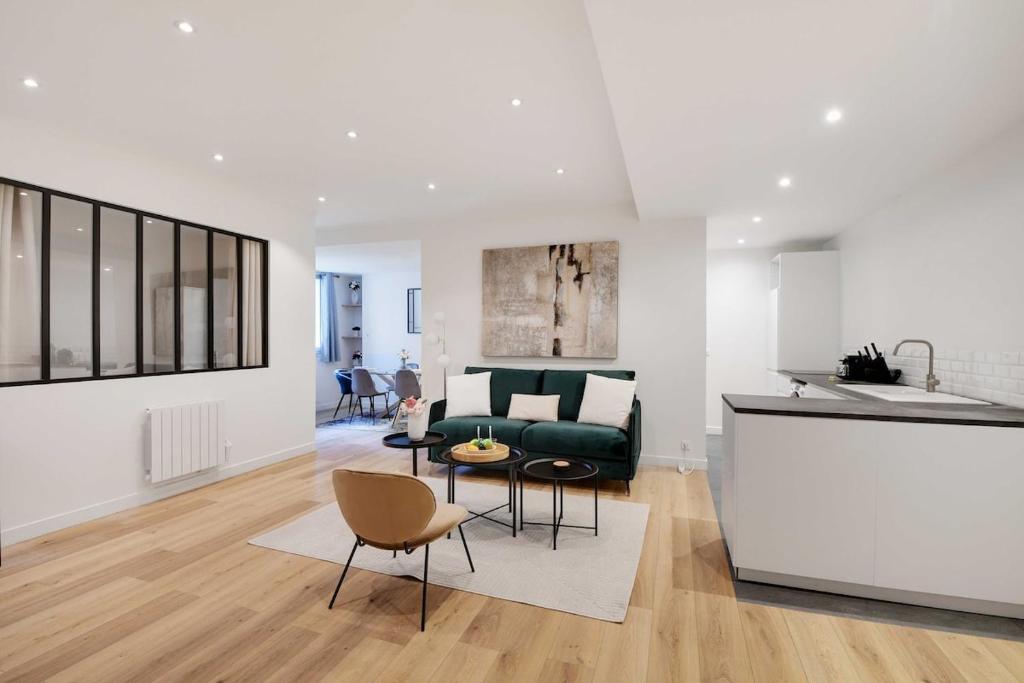 une cuisine et un salon avec un canapé et une table dans l'établissement Beautiful 3BR 8P Nation Apartment, à Paris