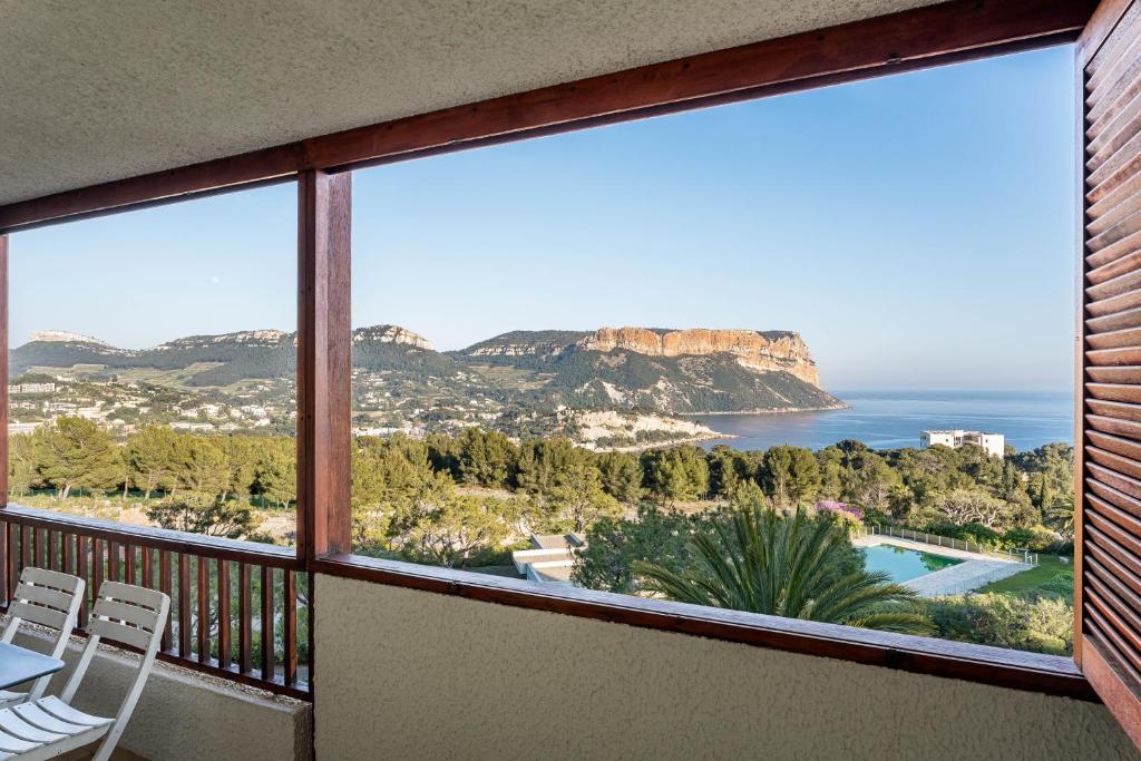Elle comprend un balcon offrant une vue sur l'océan et les montagnes. dans l'établissement Vue marine par Dodo à Cassis, à Cassis