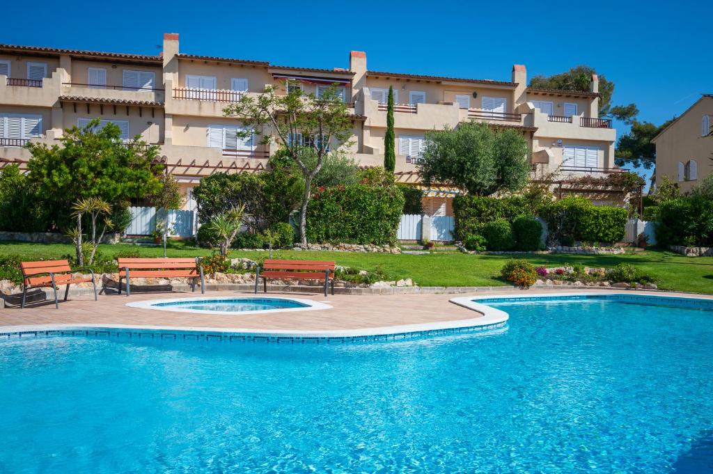 a swimming pool in front of a building at AT309 Con piscina a 5min playa in Altafulla