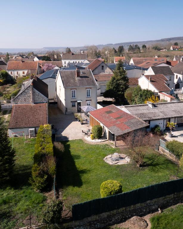 - une vue aérienne sur un petit village avec des maisons dans l'établissement Le refuge Champenois, à Verneuil