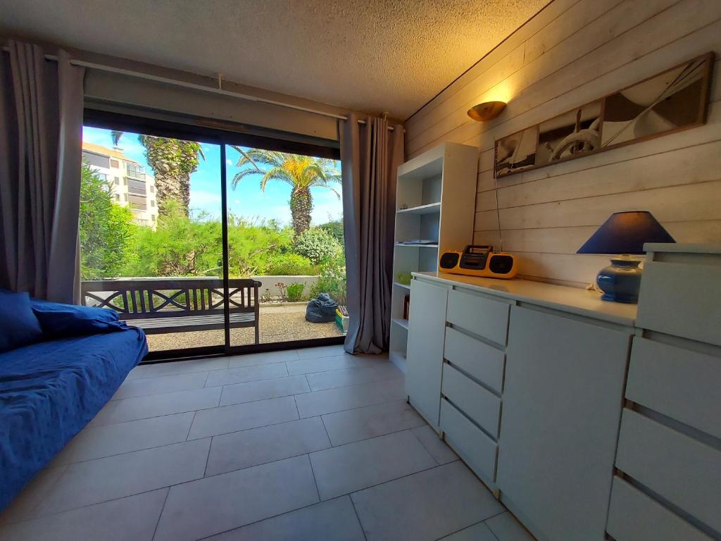 Χώρος καθιστικού στο Studio dans Marina avec piscine