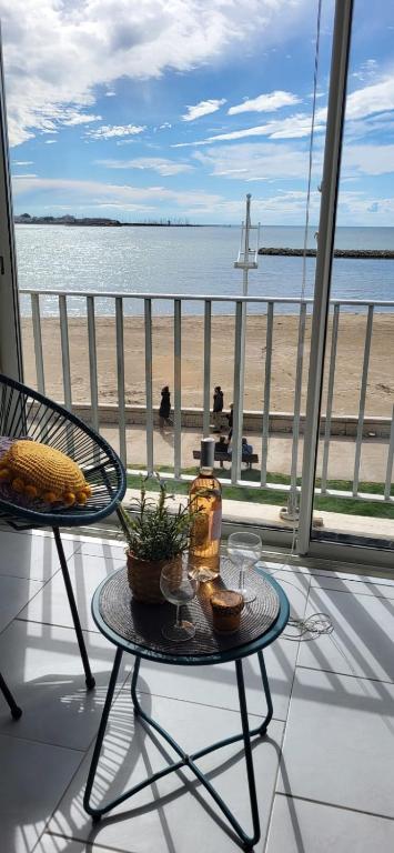 - une table avec vue sur la plage et l'océan dans l'établissement Le Royal 180-degree view of the sea !, au Grau-du-Roi