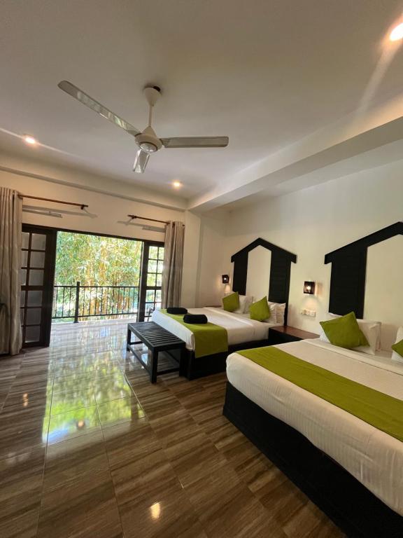 Postel nebo postele na pokoji v ubytování Sundaras Sigiriya Jungles Caves Resort