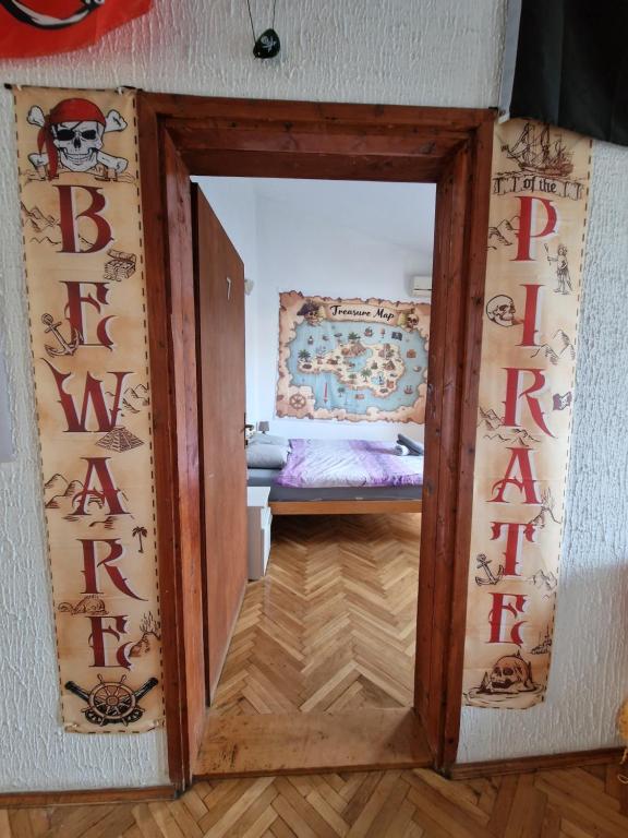 Voodi või voodid majutusasutuse Pirate Backpackers toas