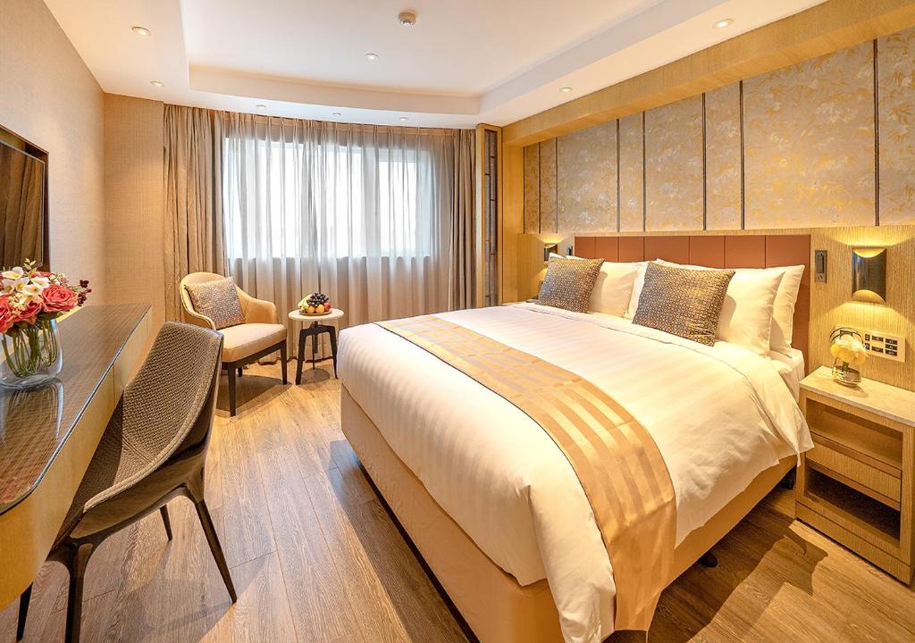 Postel nebo postele na pokoji v ubytování Grand Dragon Hotel