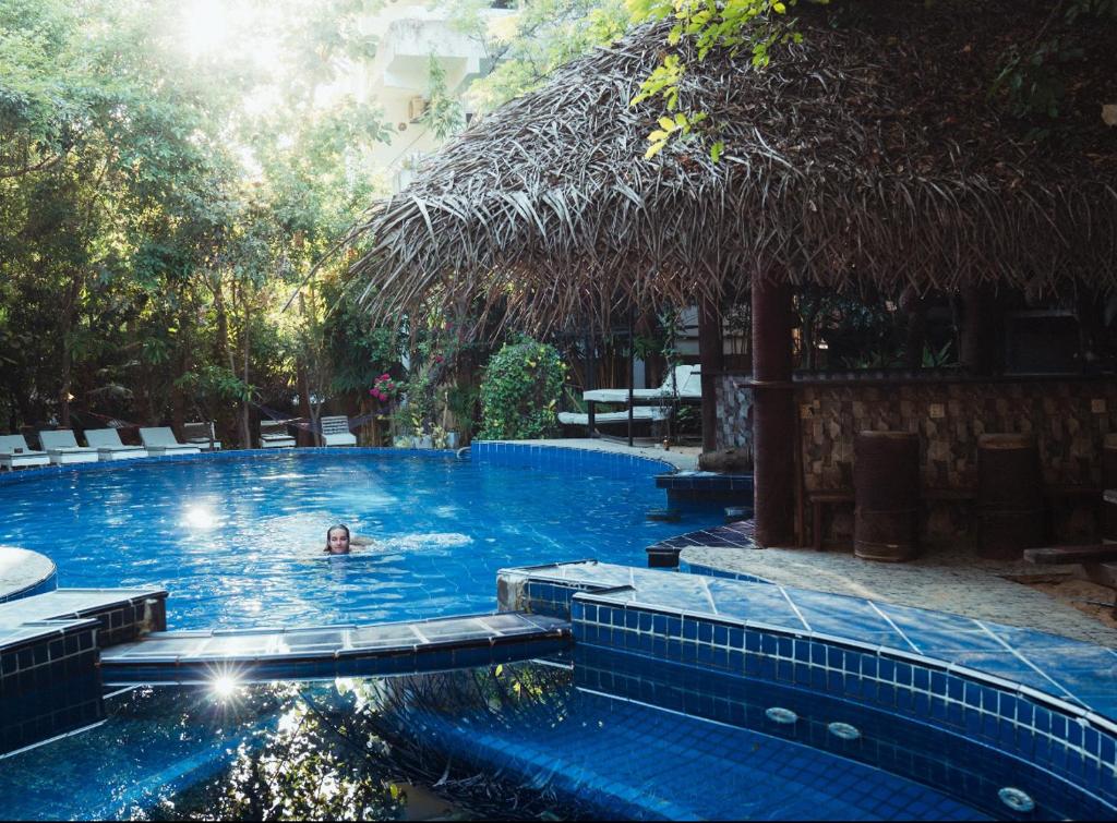 Bazén v ubytování Sundaras Sigiriya Jungles Caves Resort nebo v jeho okolí