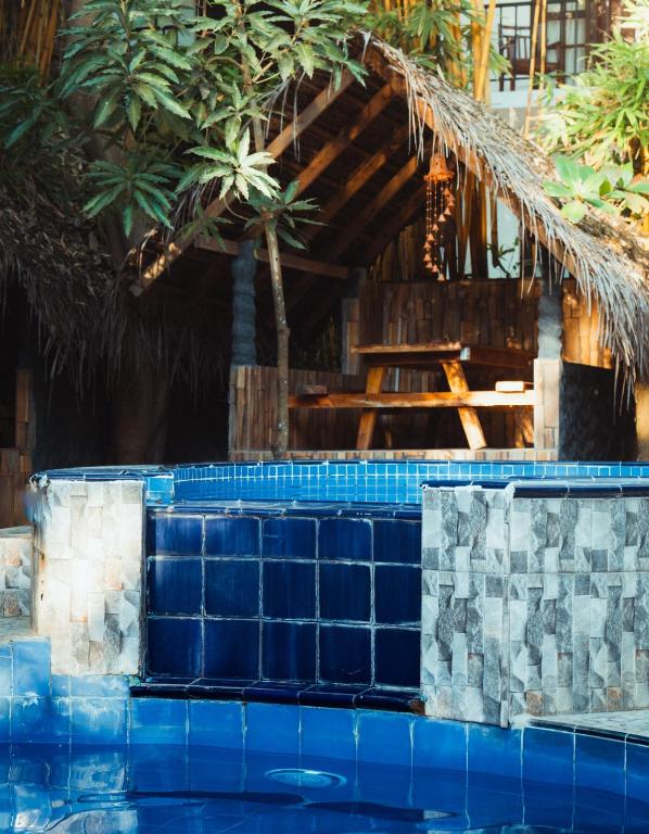 Bazén v ubytování Sundaras Sigiriya Jungles Caves Resort nebo v jeho okolí