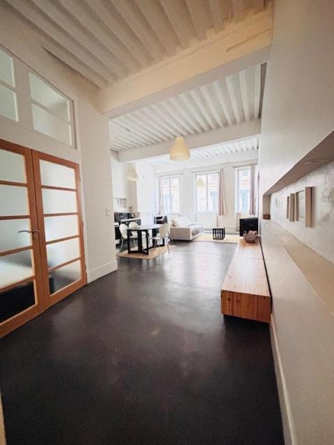 un grand salon avec un canapé et une table dans l'établissement Appartement au centre de Lyon Flandrin, à Lyon