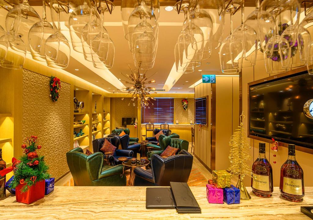 TV a/nebo společenská místnost v ubytování Grand Dragon Hotel