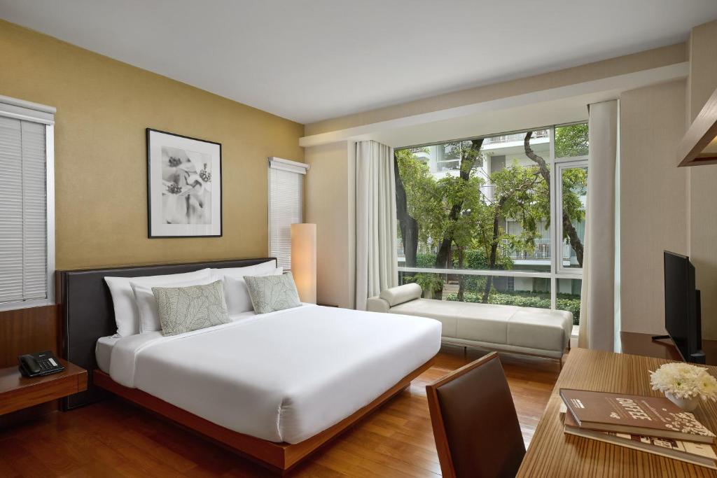 
Deluxe 2 Bedroom Suite (King + Twin Bed)
