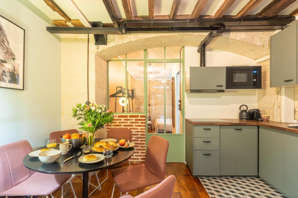 - une cuisine avec une table et des fruits dans l'établissement Nouveau - Industrial Appartement - 6p - Gym/Sauna, à Paris