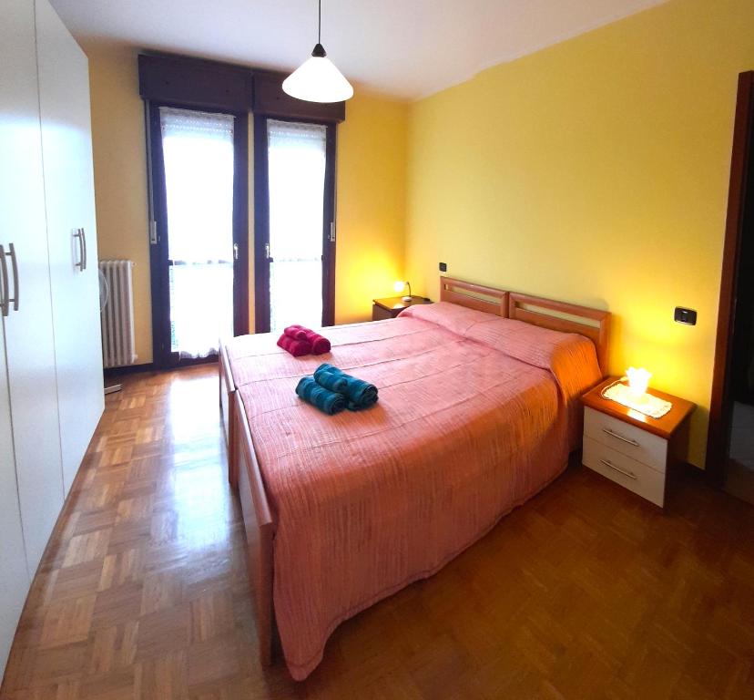 a bedroom with a bed with two bags on it at Confortevole appartamento a Reggio Emilia in Reggio Emilia