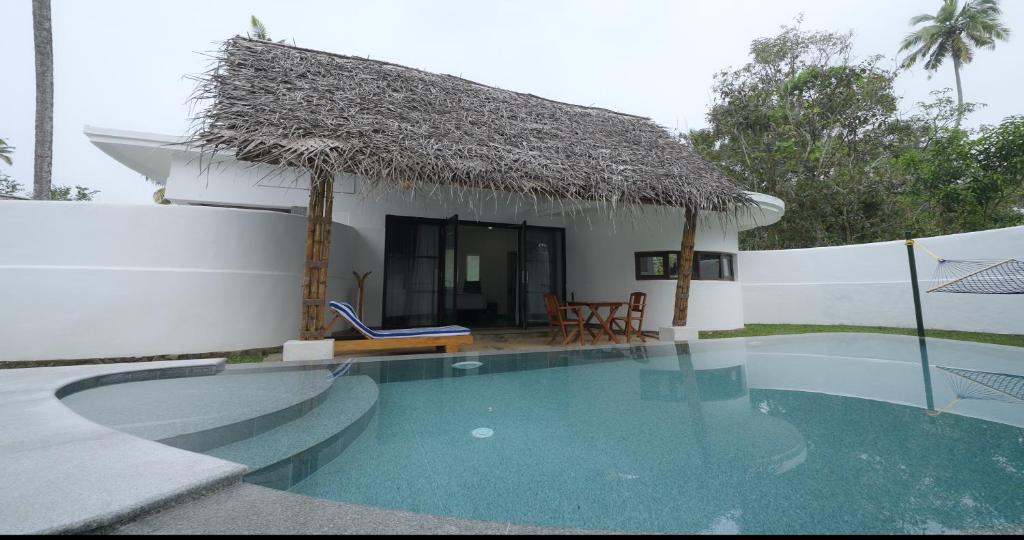 Bazén v ubytování Xandari Pearl Beach Resort nebo v jeho okolí