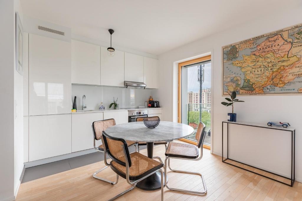 Kuchyňa alebo kuchynka v ubytovaní Magnifique appartement Paris, bord du canal