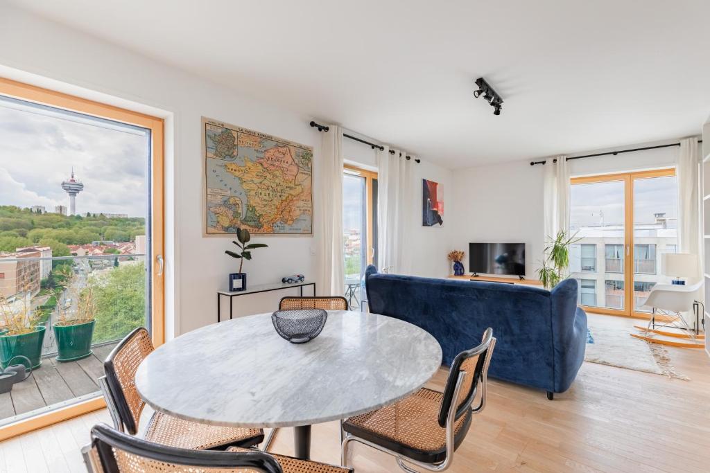 Televízia a/alebo spoločenská miestnosť v ubytovaní Magnifique appartement Paris, bord du canal